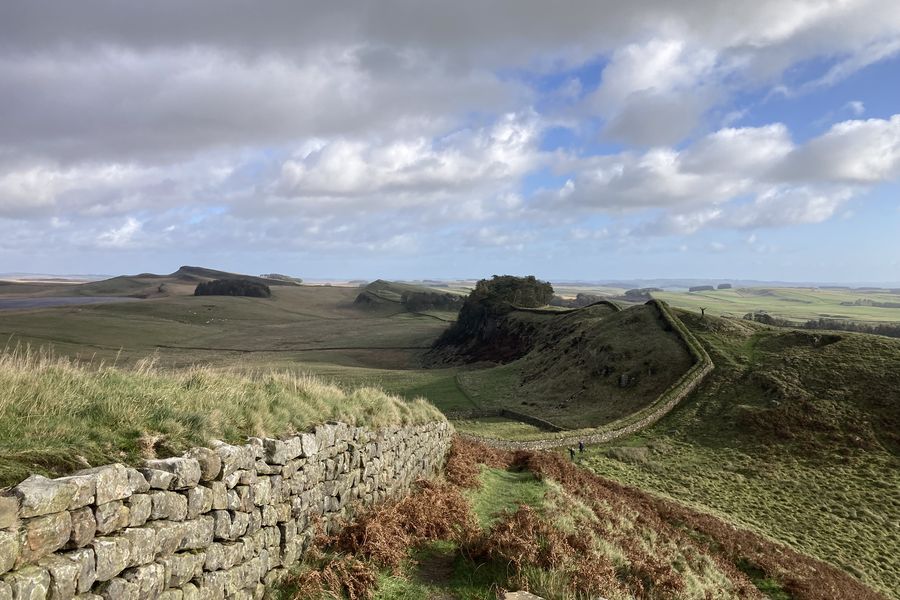 Hadrian&rsquo;s Wall running along the ridge